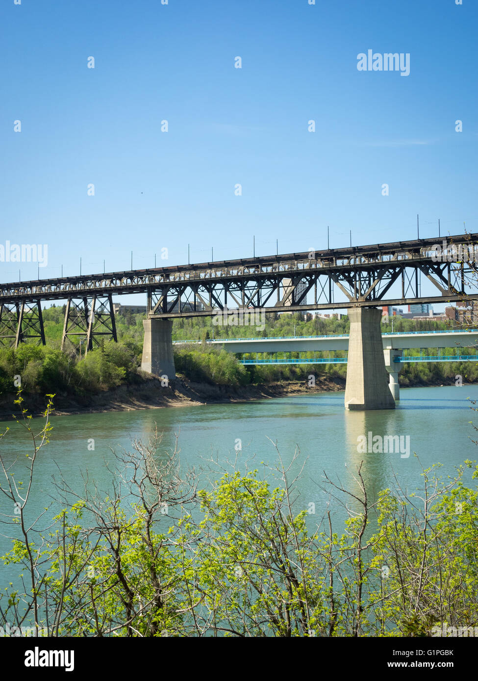 Une vue sur le pont de haut niveau et de la rivière Saskatchewan Nord à Edmonton, Alberta, Canada. Banque D'Images