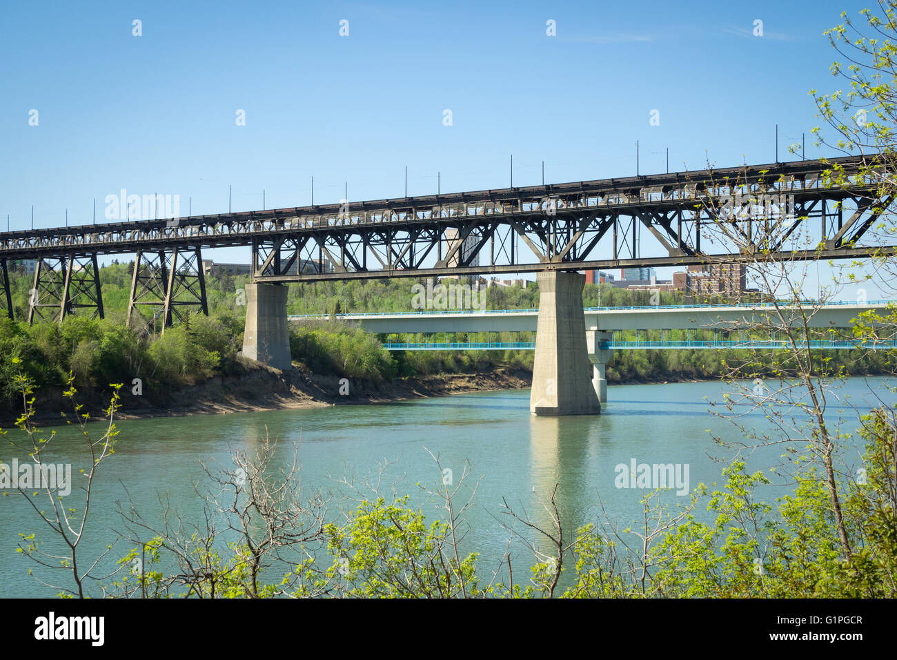 Une vue sur le pont de haut niveau et la rivière Saskatchewan Nord à Edmonton, Alberta, Canada. Banque D'Images