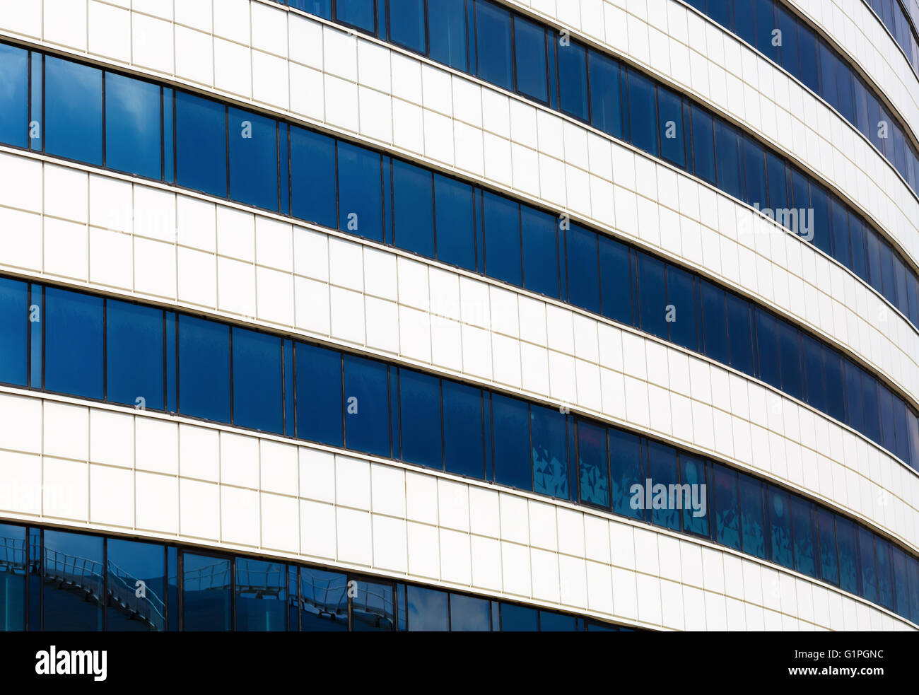 Gros plan de la façade d'un bâtiment moderne de verre et d'acier. L'architecture industrielle moderne. Banque D'Images