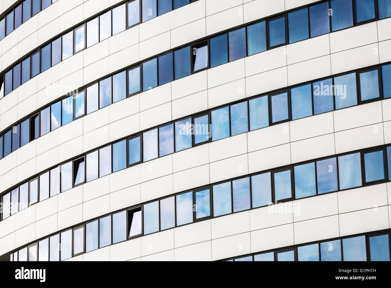 Façade d'un immeuble de bureaux modernes. Bâtiment industriel moderne en verre et acier. Banque D'Images
