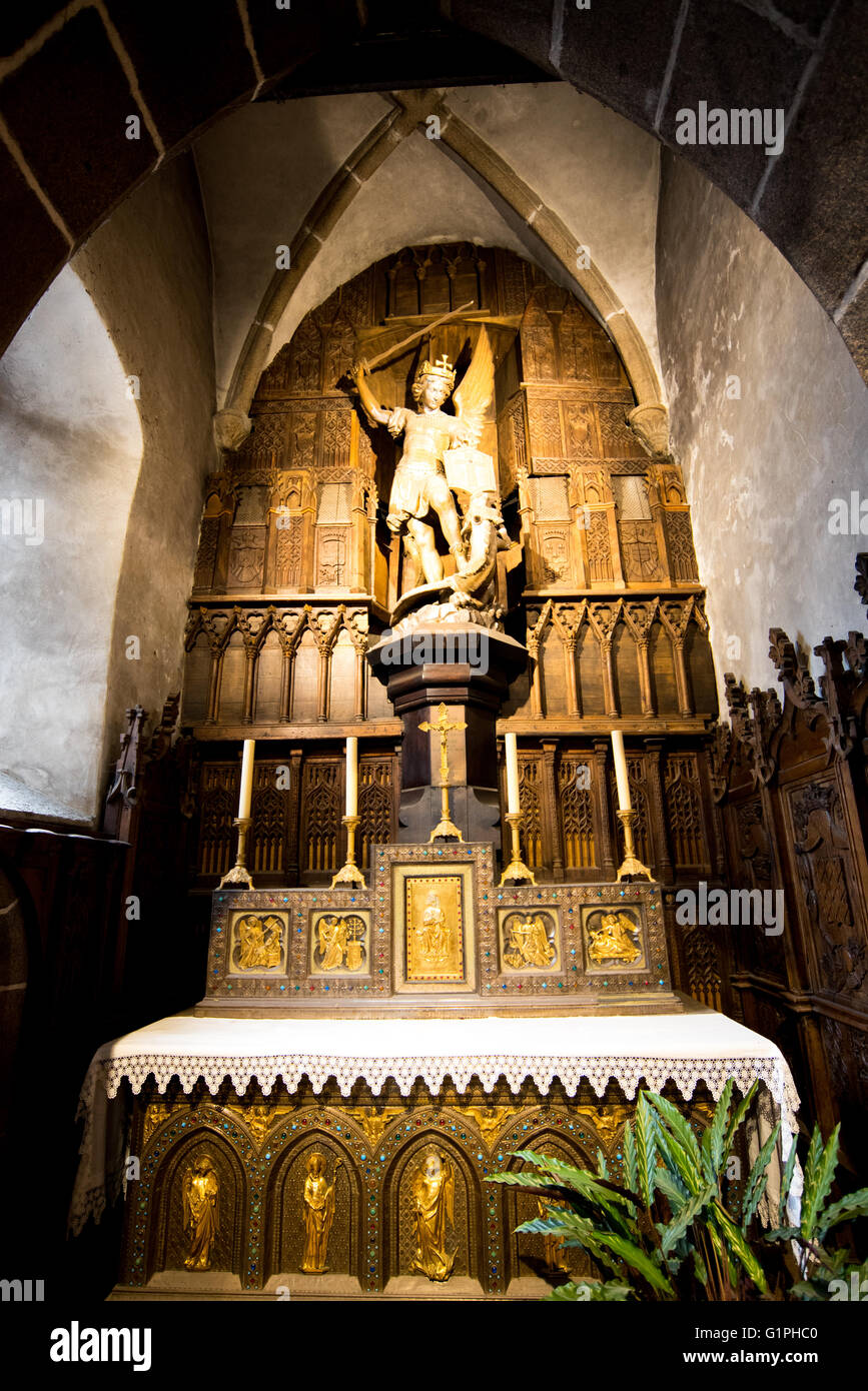 Statue de Saint Georges terrassant le dragon, l'église Saint Pierre, Église St-Pierre, Mont Saint Michel, Normandie, France Banque D'Images