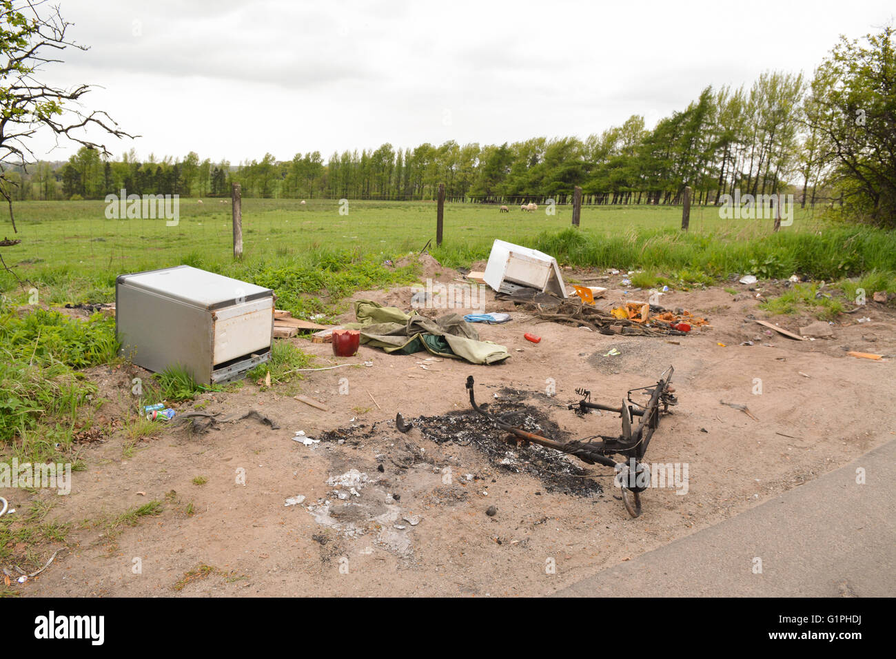 Les décharges sauvages, y compris les appareils électriques, par le côté d'un chemin rural en plaine, Airdrie, North Lanarkshire, Écosse, Royaume-Uni Banque D'Images