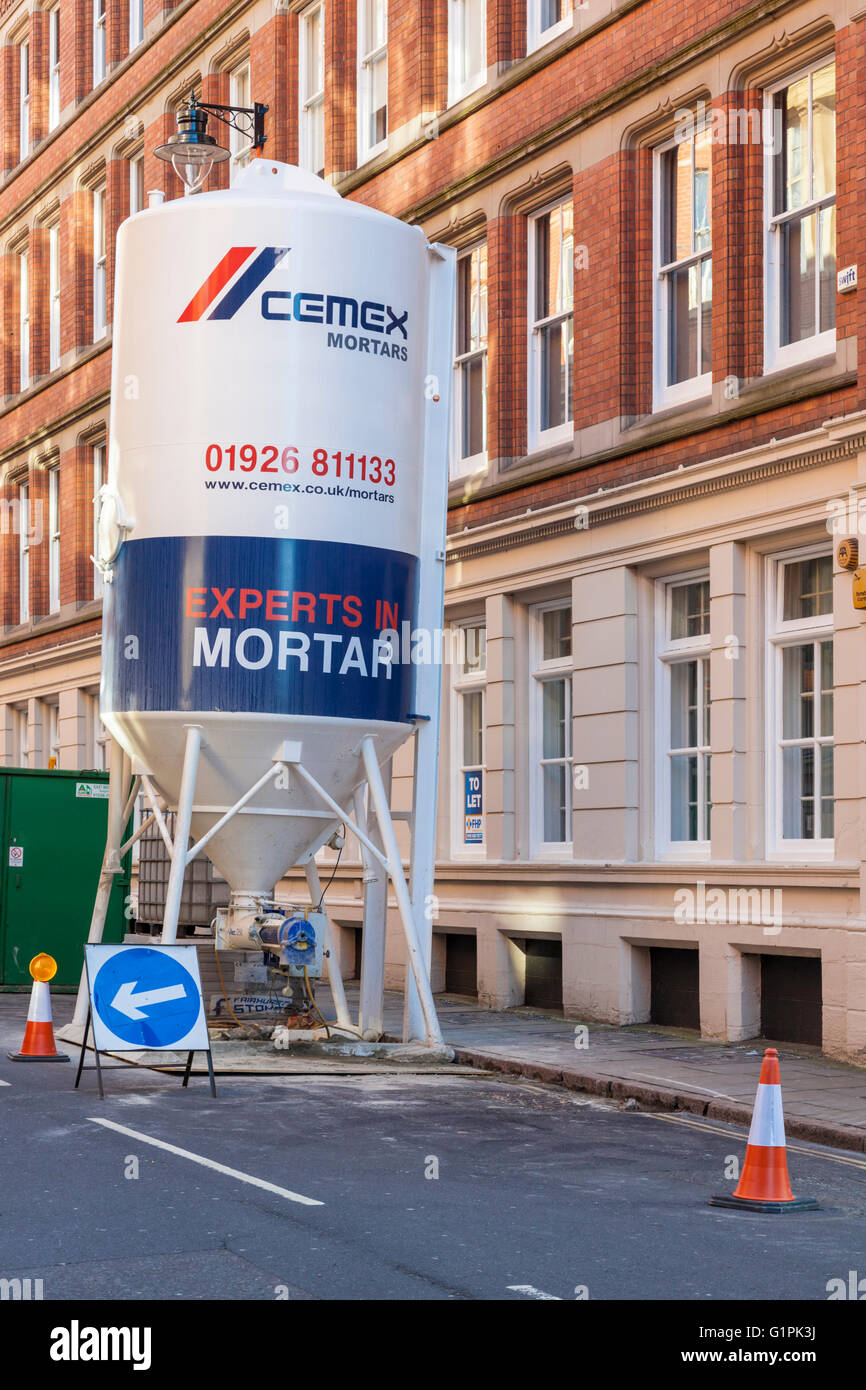 Les mortiers mortier sec Cemex silo sur une rue pour un chantier de construction à Nottingham, Angleterre, RU Banque D'Images