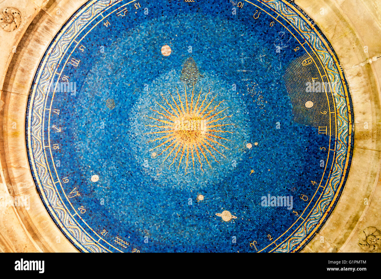Plafond de la mosaïque au Memorial Inglis Colley Hill dans les North Downs Reigate ci-dessus. Banque D'Images