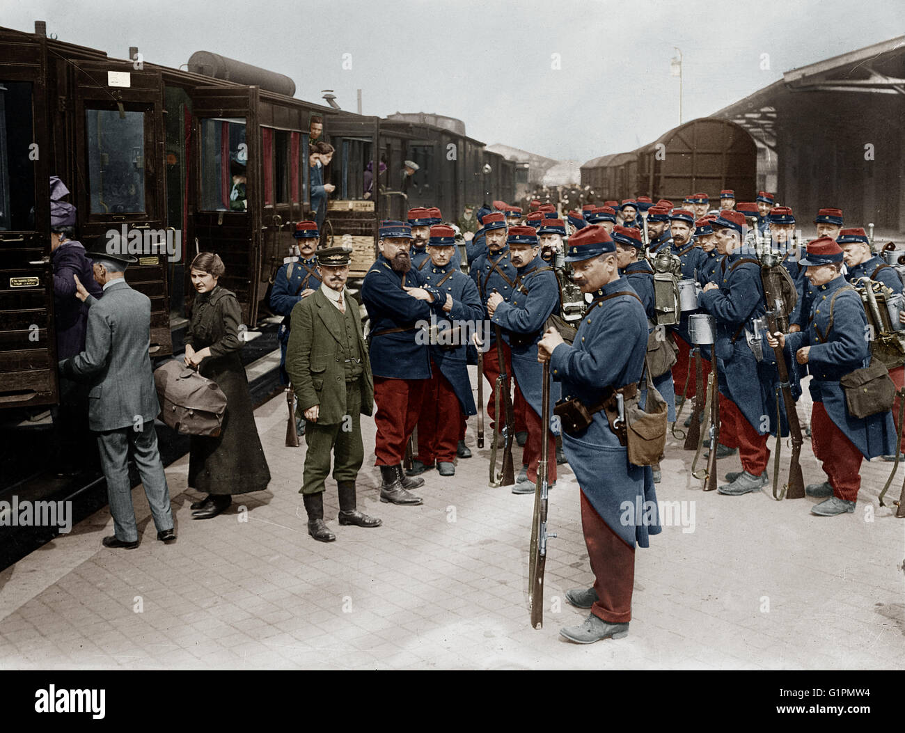 Soldats Francais A La Gare De Dunkerque En Partance Pour Le Front, 1914 ...