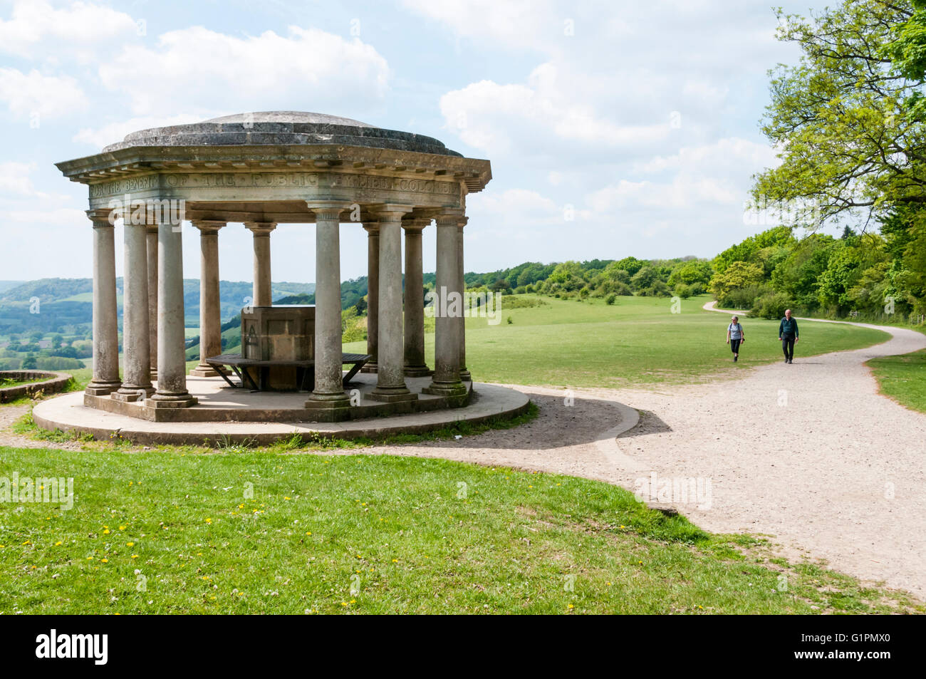 Le North Downs Way et chemin passant le mémorial Inglis sur Colley colline au-dessus de Reigate, Surrey. Banque D'Images