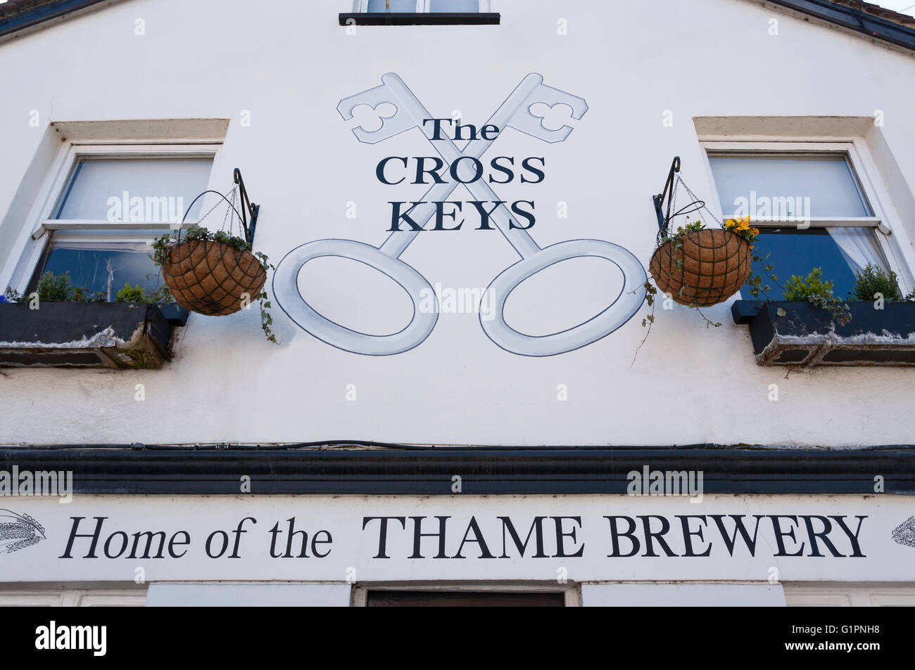 17e siècle la Croix saisit le Pub, East Street, Thame, Oxfordshire, Angleterre, Royaume-Uni Banque D'Images