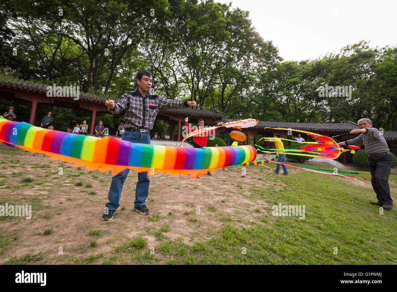Groupe de pratique sportive chinois ou ruban ondulant manchon bal dans le parc de Nanjing en Chine Banque D'Images