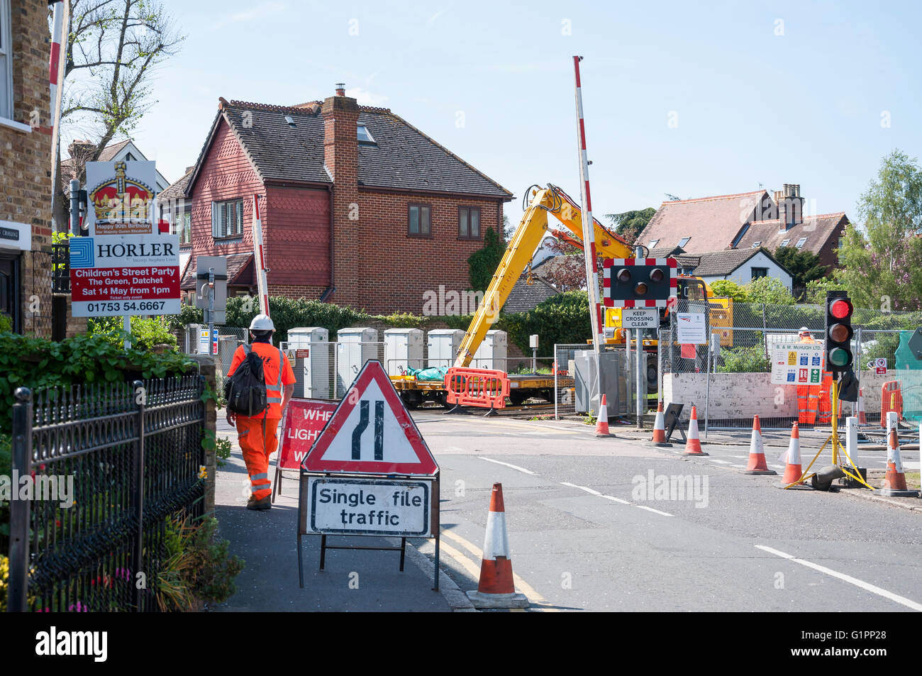 Réparation de passage à niveau, Queen's Road, Datchet, Berkshire, Angleterre, Royaume-Uni Banque D'Images