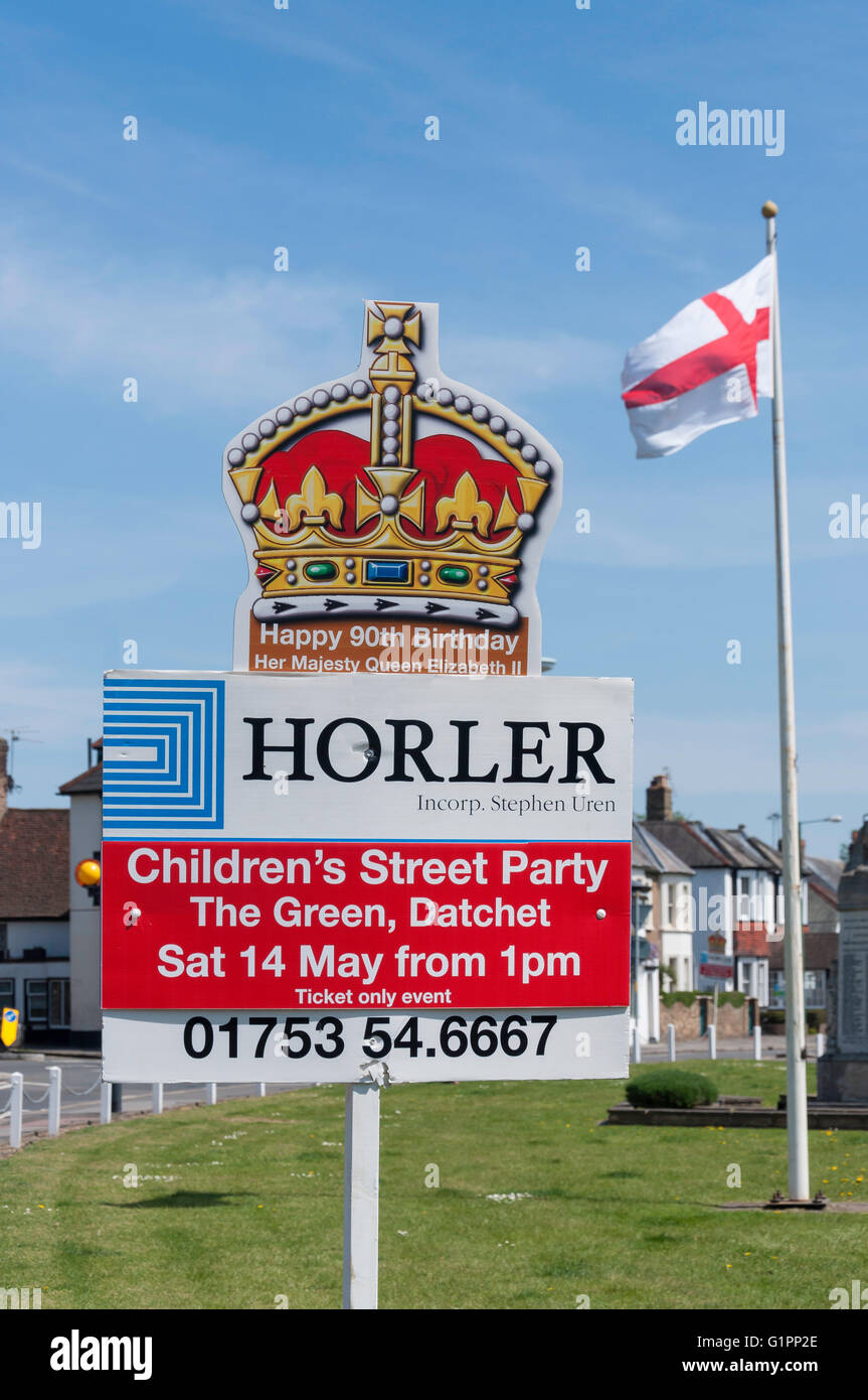 Fête de rue de l'enfant signer sur le Livre vert, Datchet, Berkshire, Angleterre, Royaume-Uni Banque D'Images