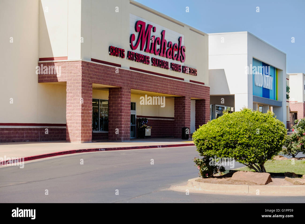 L'extérieur de Michaels arts et artisanat, et Old Navy, un magasin de vêtements sur Memorial road, à Oklahoma City, Oklahoma, USA. Banque D'Images