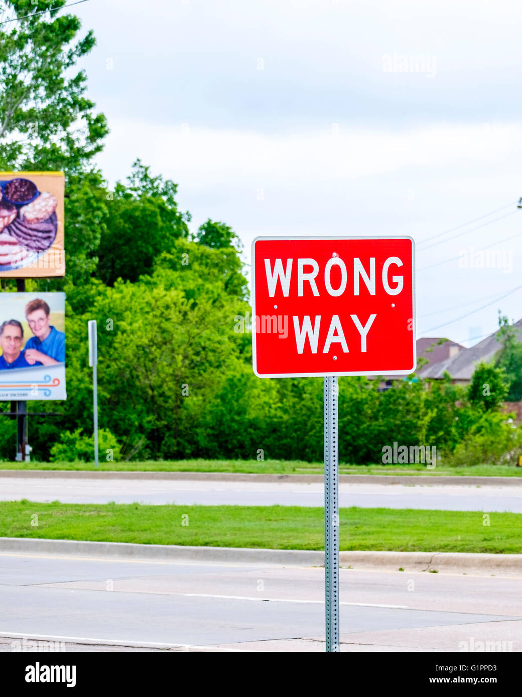 Une mauvaise façon pole sign près d'une route aux Etats-Unis. Route 66. Banque D'Images