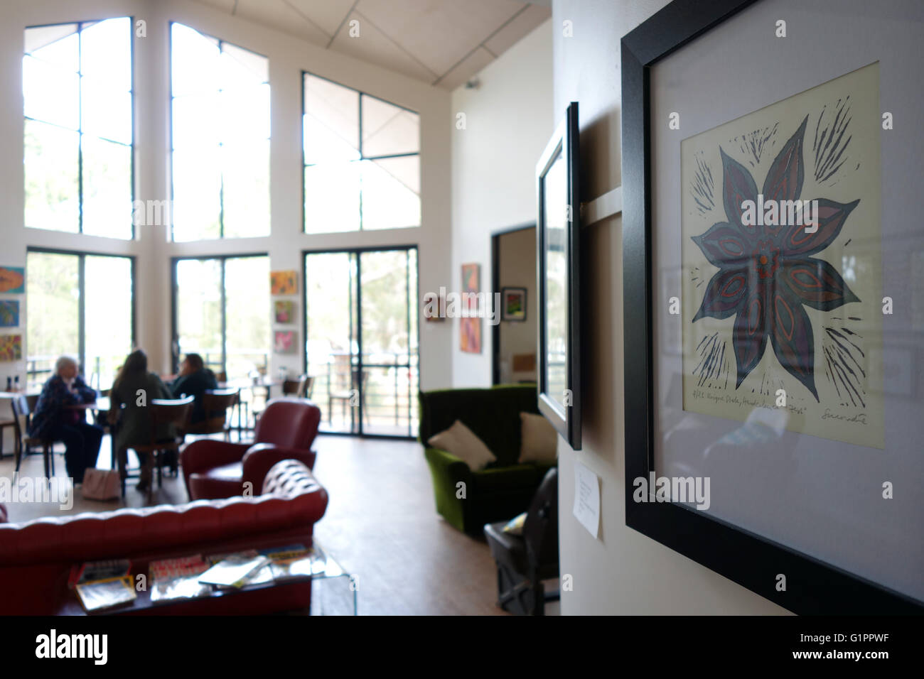 Intérieur spacieux et lumineux de la galerie Mezzanine & Cafe, avec exposition d'art par Guundie Kuchling, Darlington, collines de Perth, WA Banque D'Images