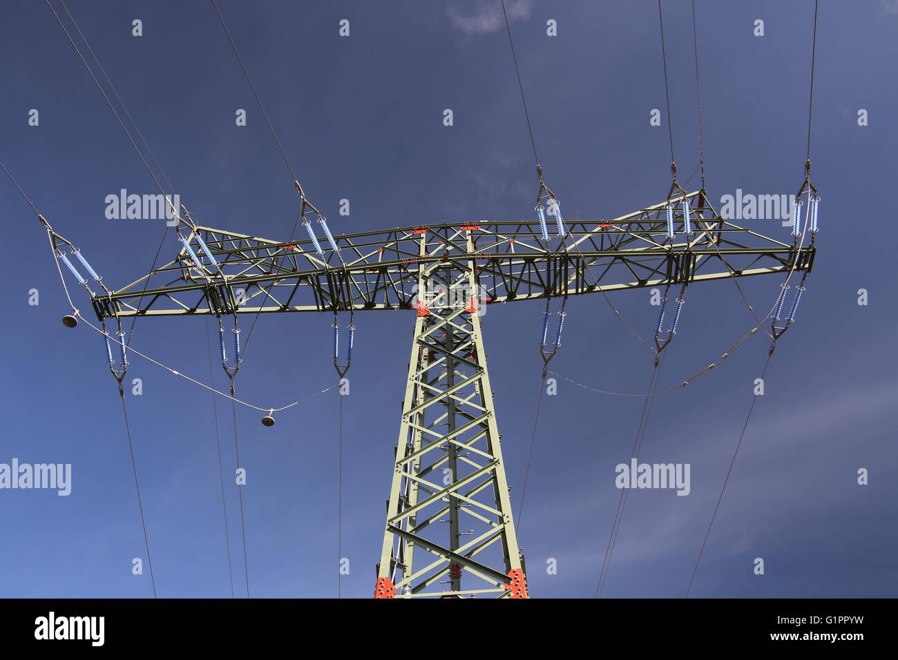 Vue d'un pylône de ligne à haute tension et sombre ciel bleu à partir de ci-dessous. Banque D'Images