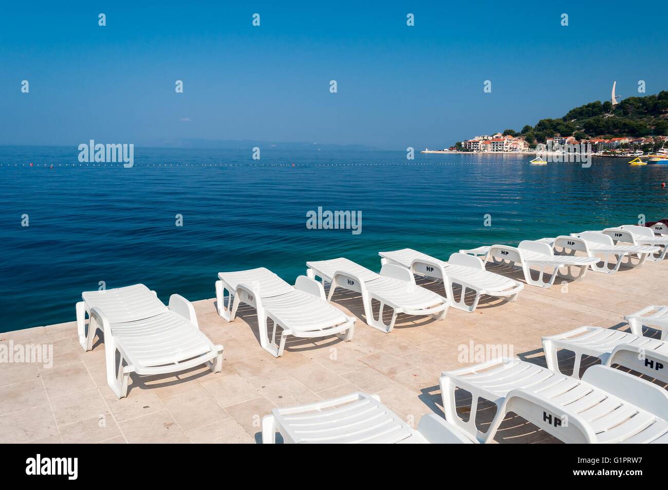 Mer Adriatique à Podgora en Croatie avec les ailes de Seagull monument en arrière-plan Banque D'Images