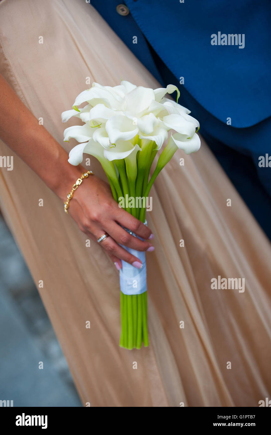 White Wedding bouquet de calla en mains mariée Banque D'Images