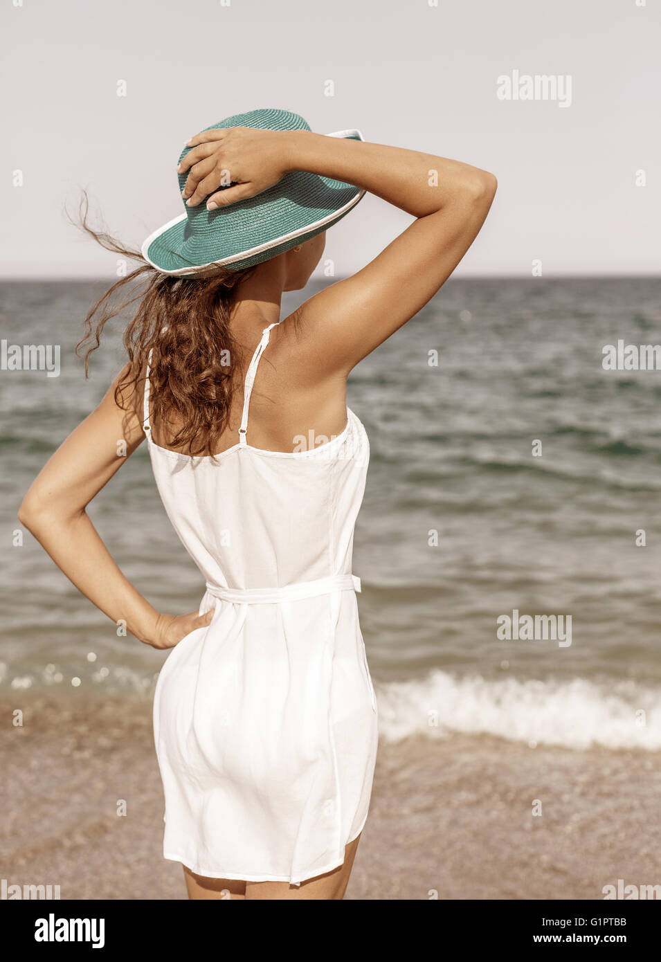 Détente Femme au bord de la mer. Vintage style. Banque D'Images