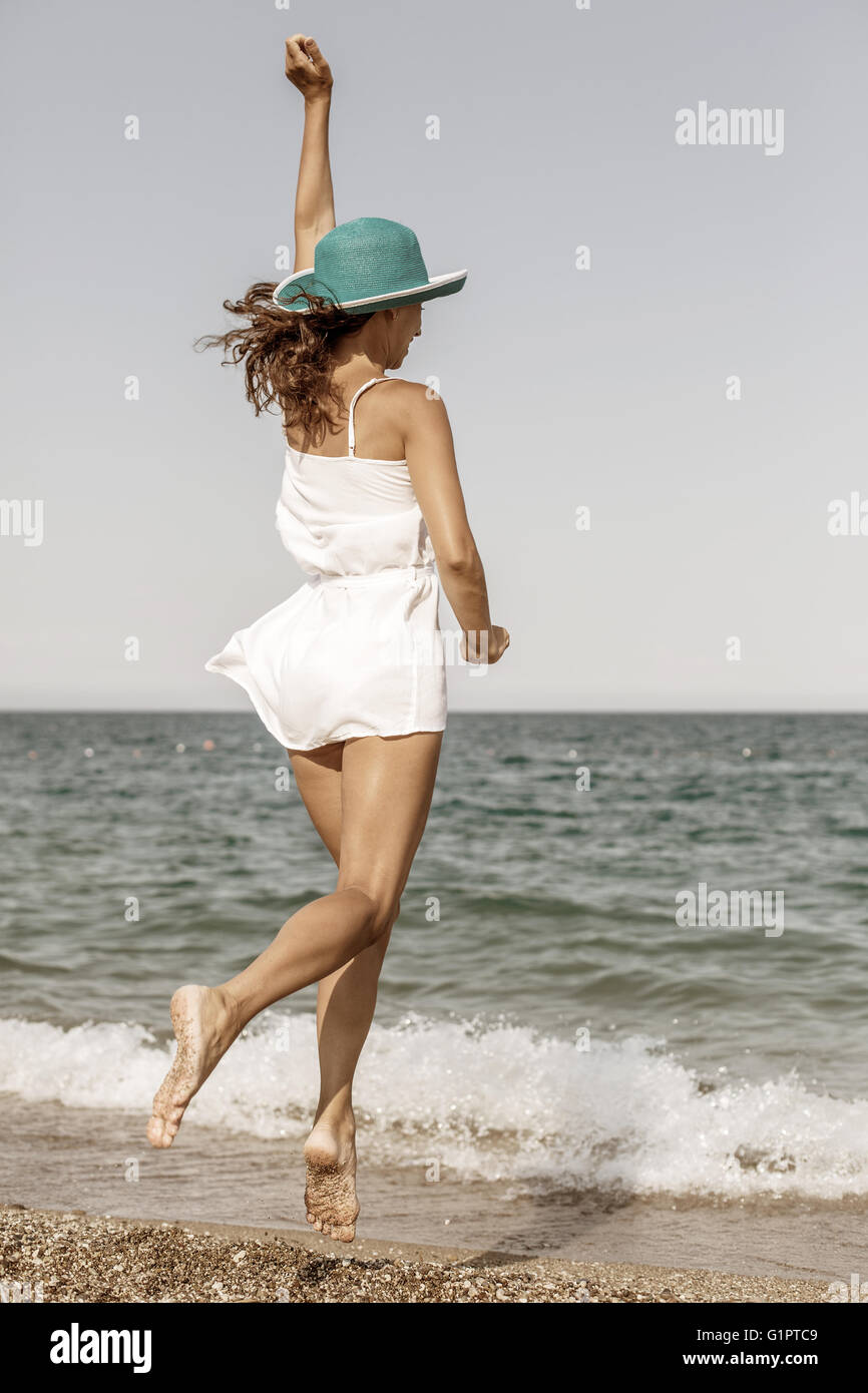 Femme sautant à la mer. Vintage style. Banque D'Images