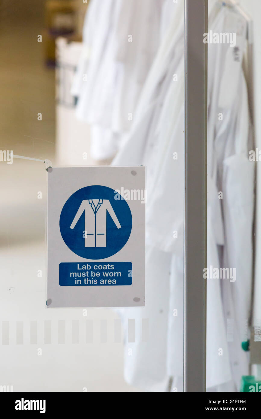 Blouses de laboratoire doivent être utilisées dans ce domaine porte sur l'inscription en sciences au Natural History Museum, Londres en avril Banque D'Images