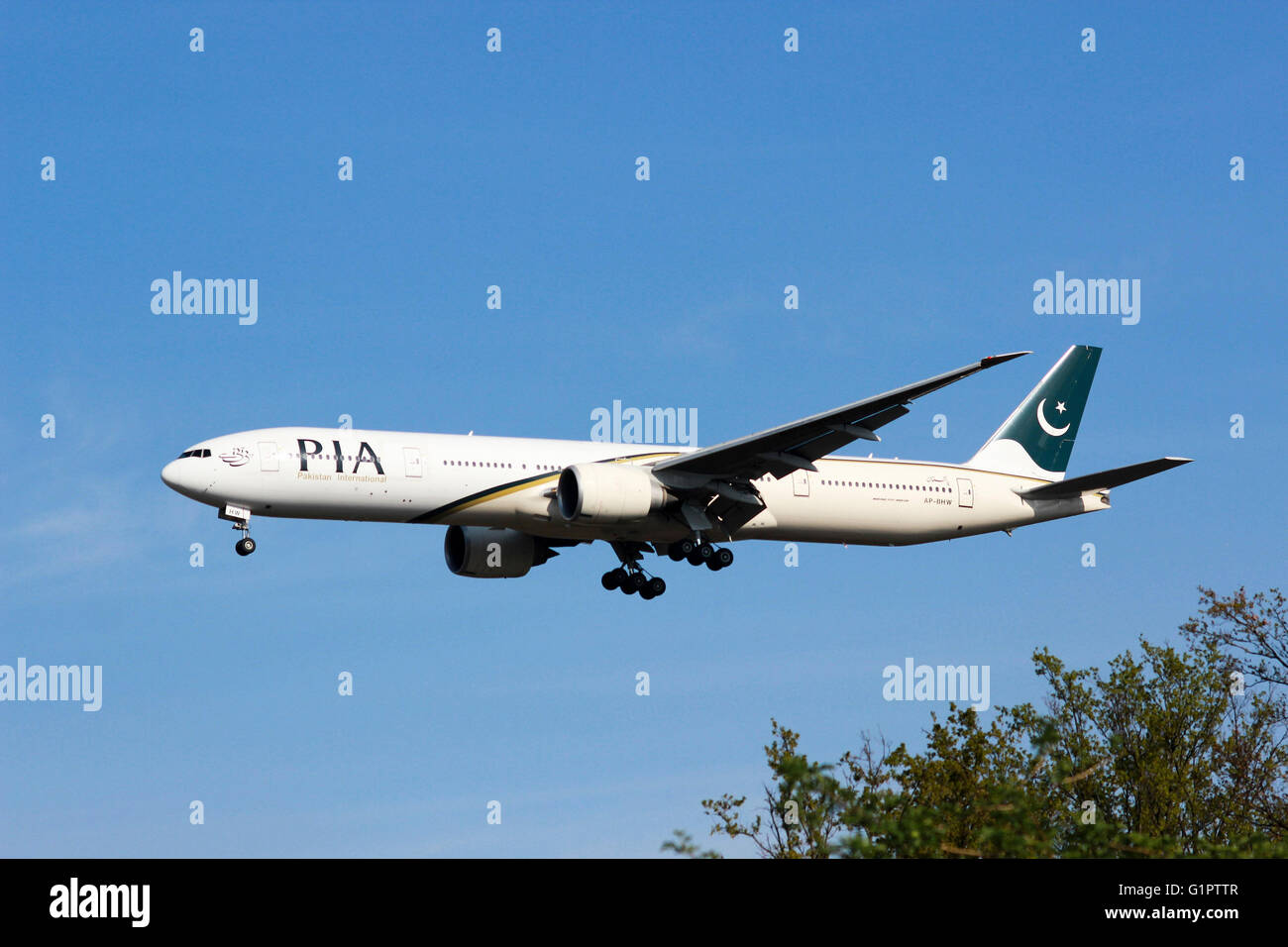 AP-BHW Pakistan International Airlines Boeing 777 photographié à l'aéroport de Malpensa, Milan, Italie Banque D'Images