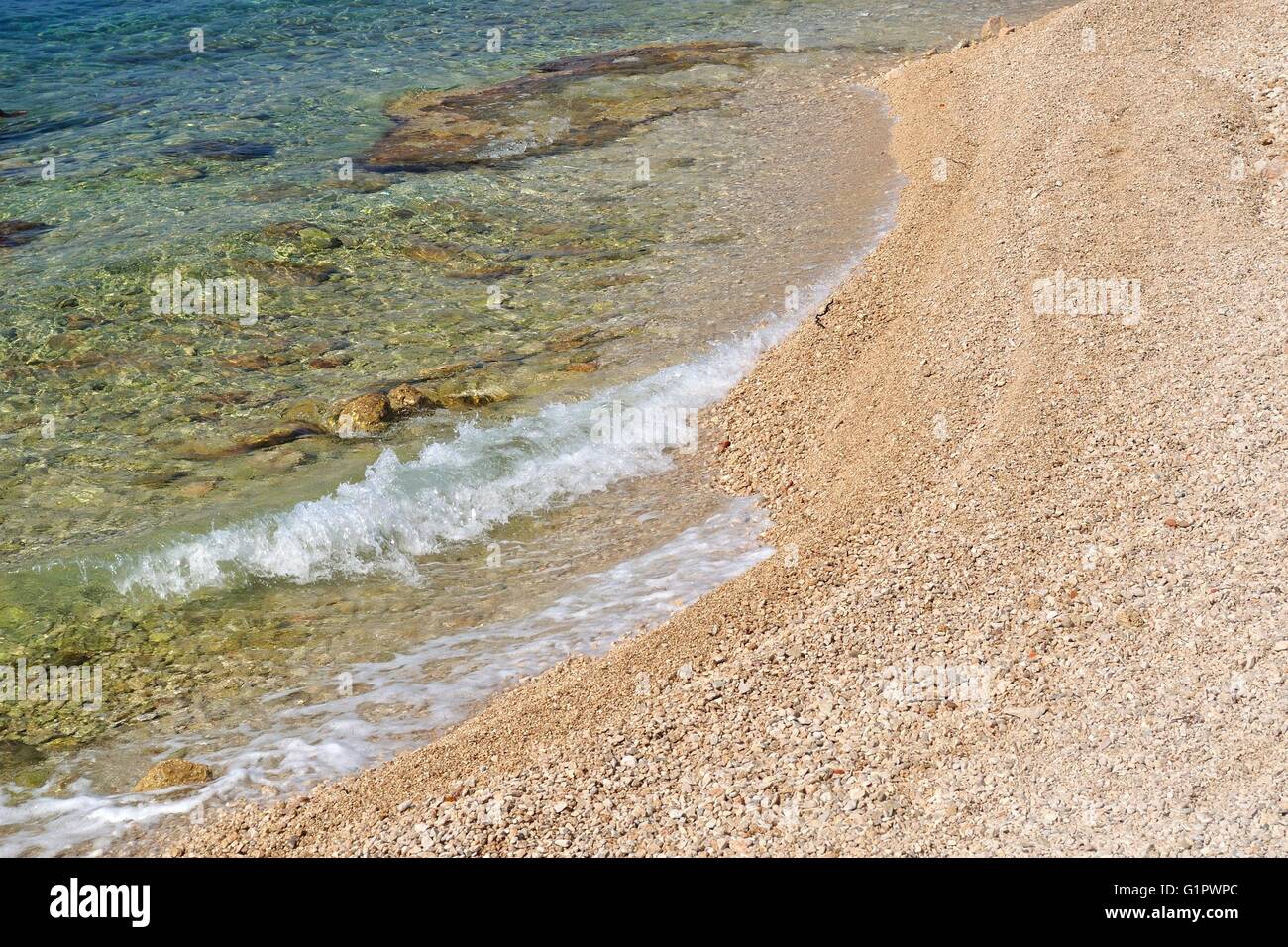 Des vagues sur la plage calme avec des petits cailloux. L'espace sur le côté droit Banque D'Images