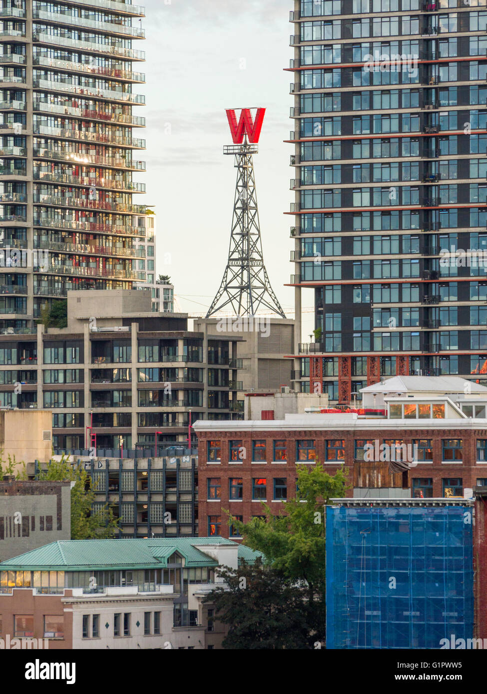 'W' renouvelable signer sur bâtiment Woodwards historique dans le centre-ville de Vancouver. Bâtiment a été démoli en 2006 mais s'est préservé. Banque D'Images