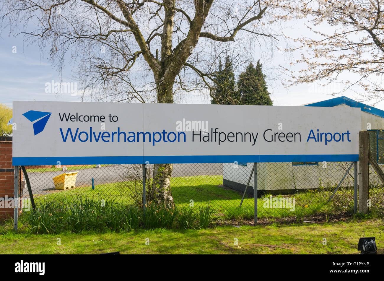 Panneau routier à l'entrée de Wolverhampton Halfpenny Green Airport près de Stourbridge, South Staffordshire Banque D'Images