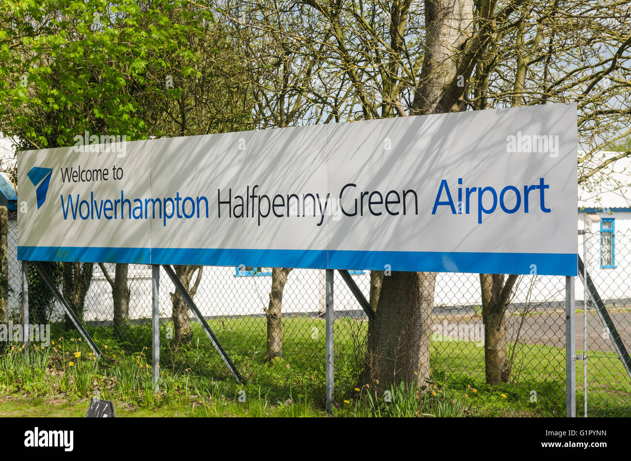 Panneau routier à l'entrée de Wolverhampton Halfpenny Green Airport près de Stourbridge, South Staffordshire Banque D'Images