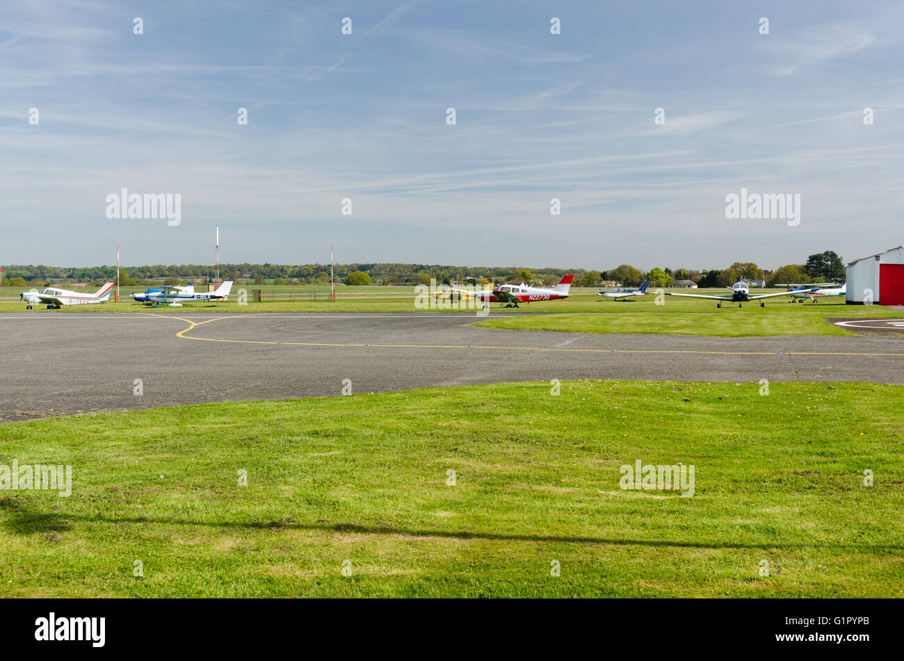 Les petits avions garés à Wolverhampton Halfpenny Green Airport près de Stourbridge, South Staffordshire Banque D'Images