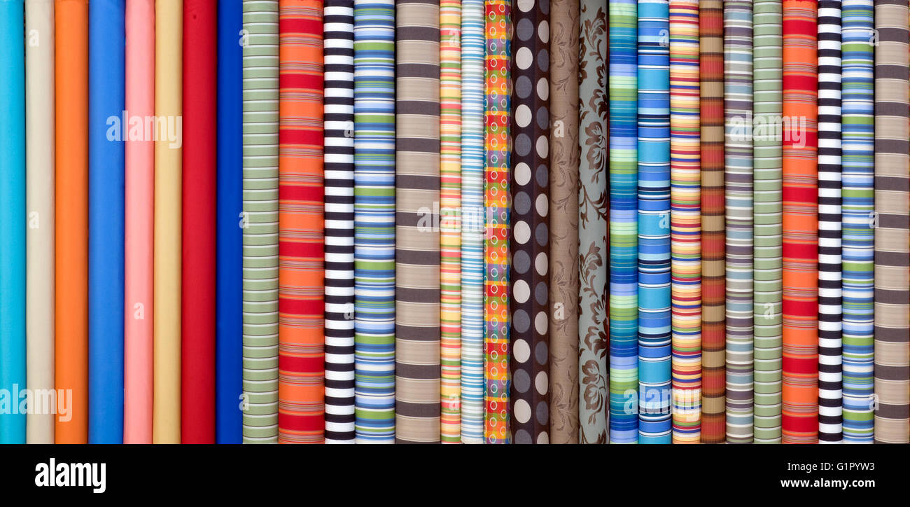 Les tiroirs de couleur arc-en-ciel dans de nombreux coloris tendance Banque D'Images