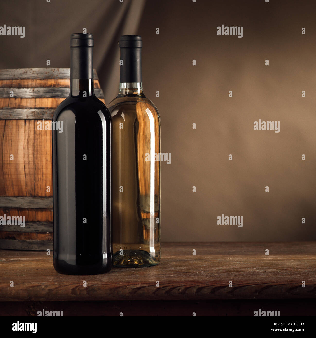 Des bouteilles de vin rouge et blanc et sur le tonneau en bois table cave de vinification, still life Banque D'Images