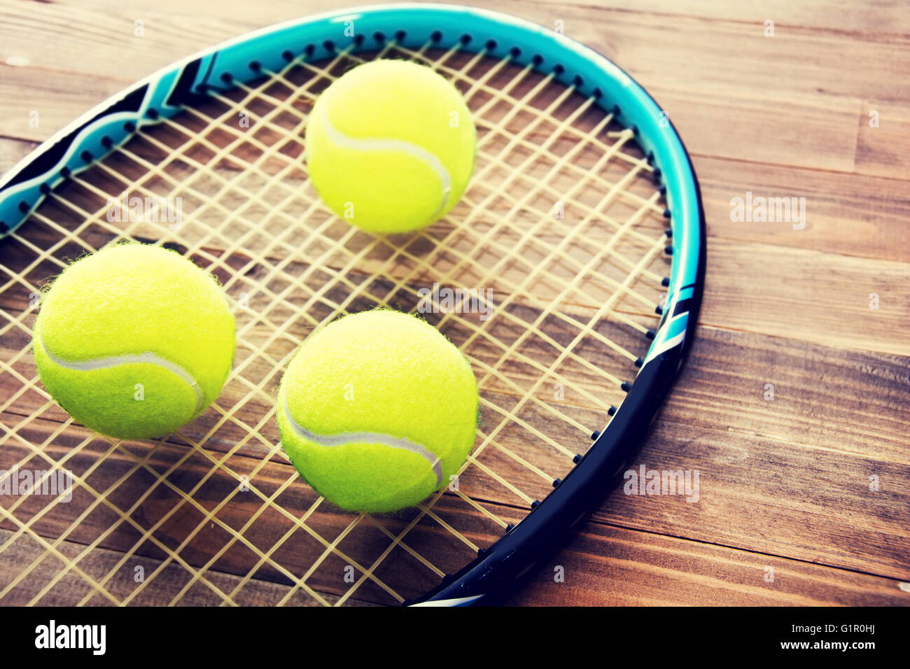 Jeu de tennis. Balle de tennis sur fond de bois. Retro Vintage photo. Banque D'Images