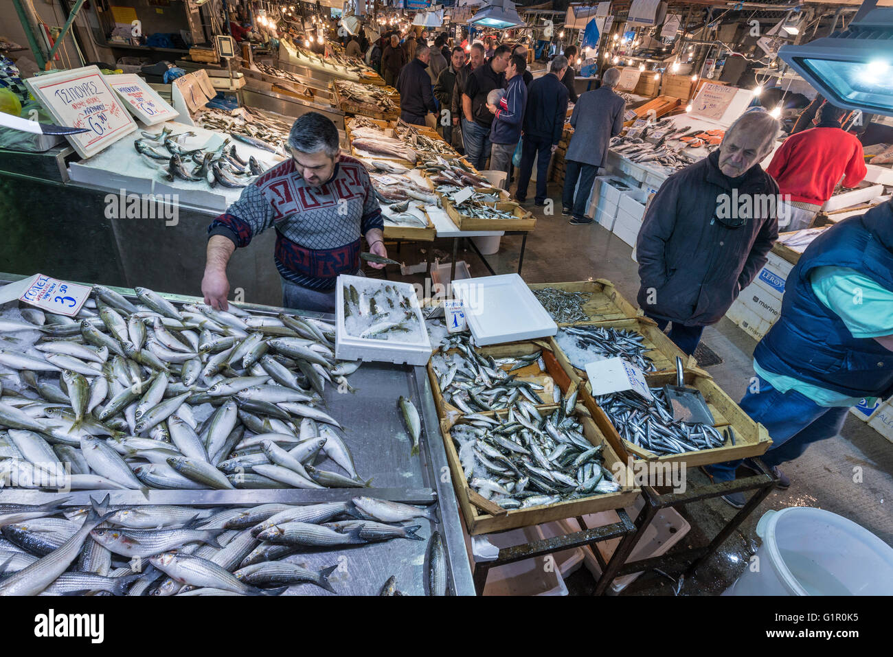 Une grande variété de fruits de mer est disponible dans le marché central des poissons sur Athinas Street, dans le centre d'Athènes, Grèce Banque D'Images