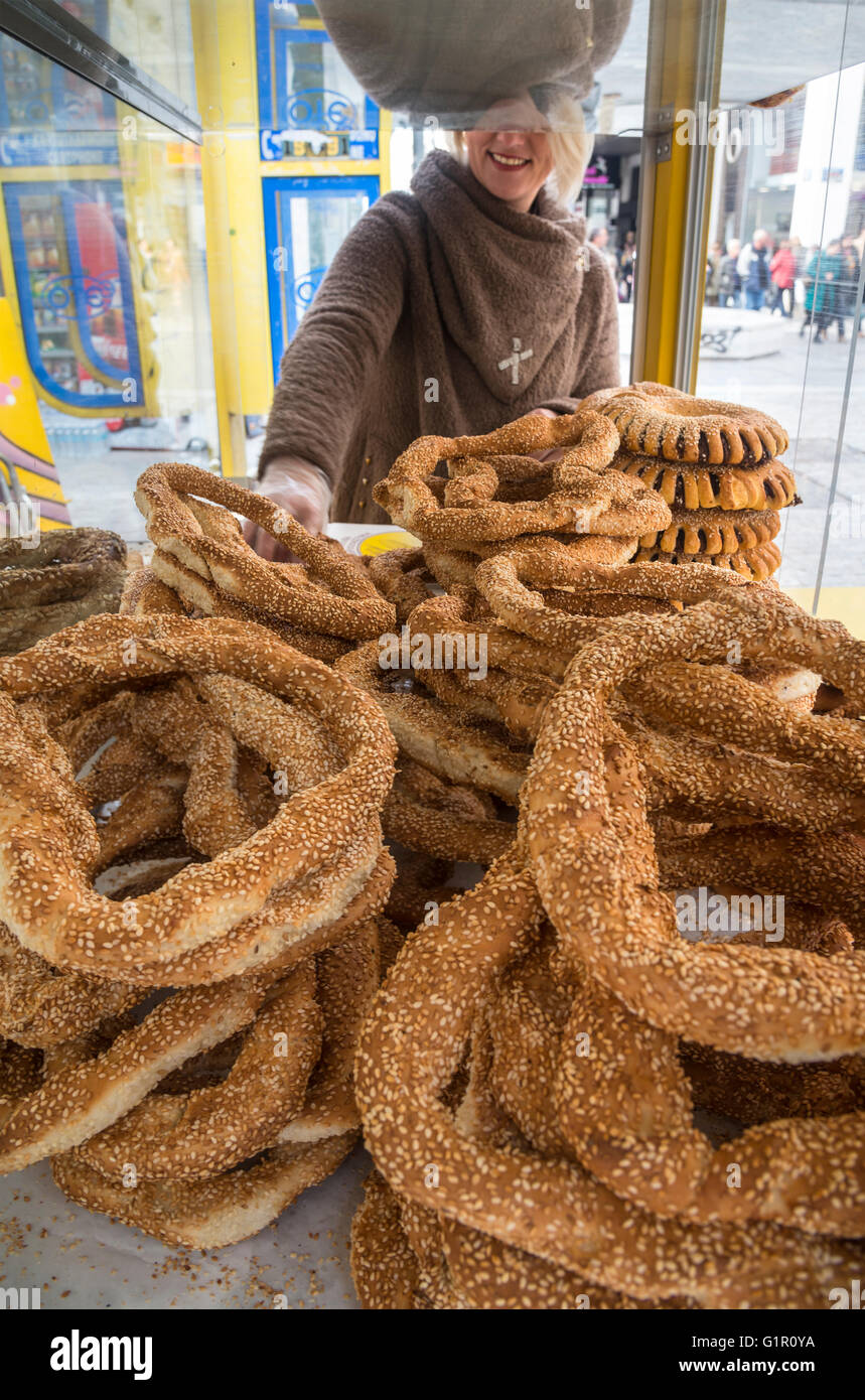 La vente de koulouri (produites sonneries) à partir d'un kiosque de la rue Ermou dans le centre d'Athènes, Grèce. Banque D'Images