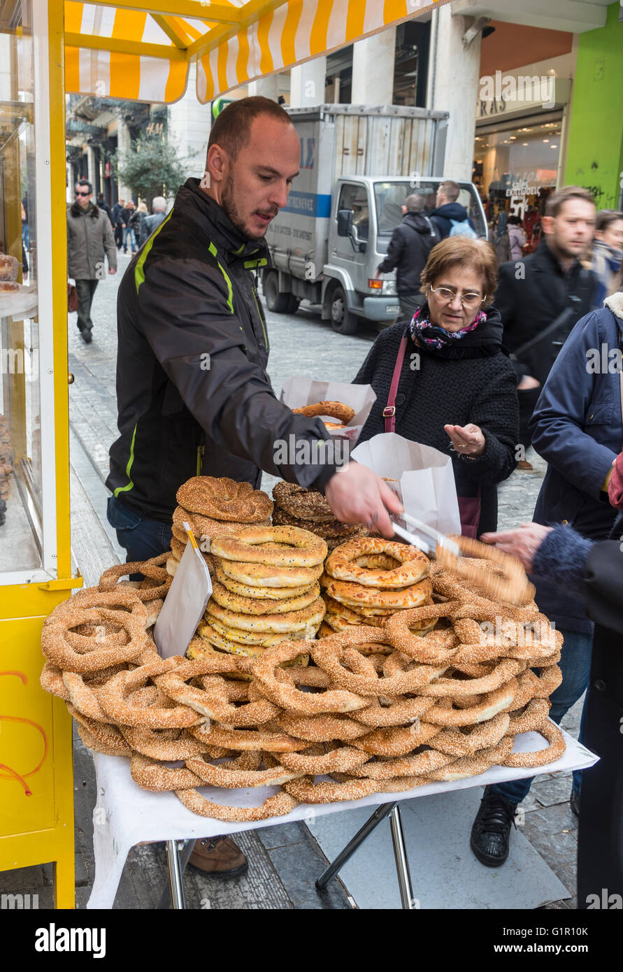 La vente de koulouri (produites sonneries) à partir d'un kiosque de la rue Ermou dans le centre d'Athènes, Grèce. Banque D'Images