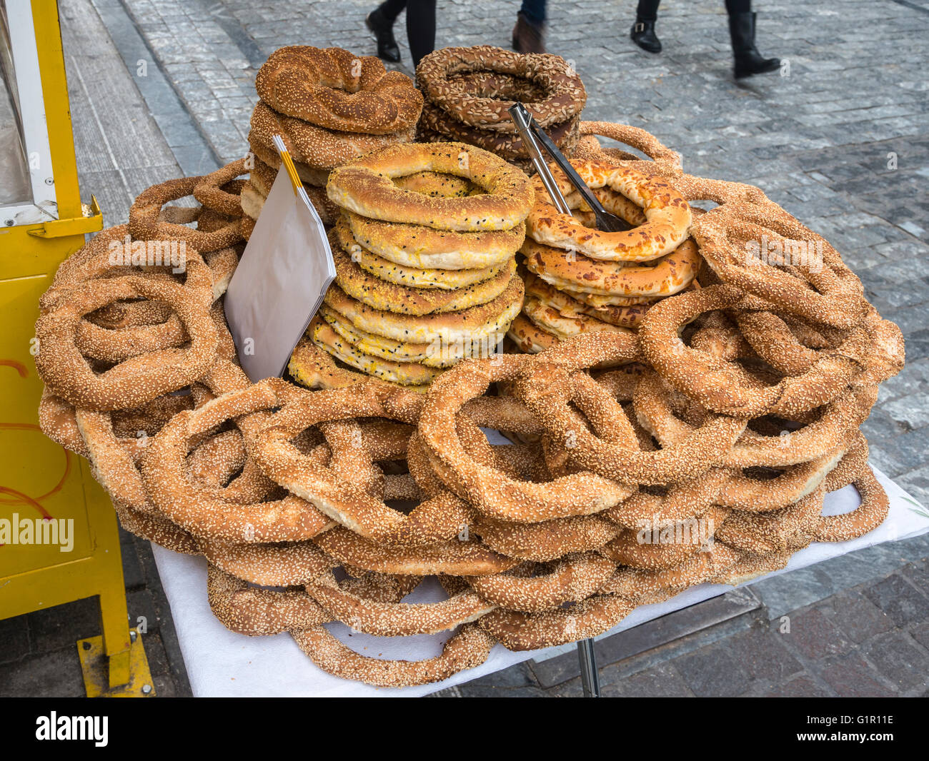 Koulouri (produites sonneries) en vente à partir d'un kiosque de la rue Ermou dans le centre d'Athènes, Grèce. Banque D'Images