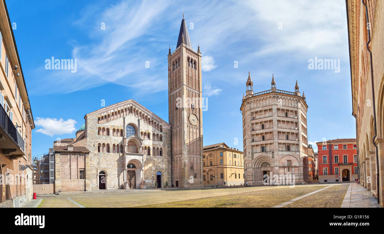 Panorama de la Piazza Duomo avec la Cathédrale et le Baptistère, Parme, Emilie-Romagne, Italie Banque D'Images
