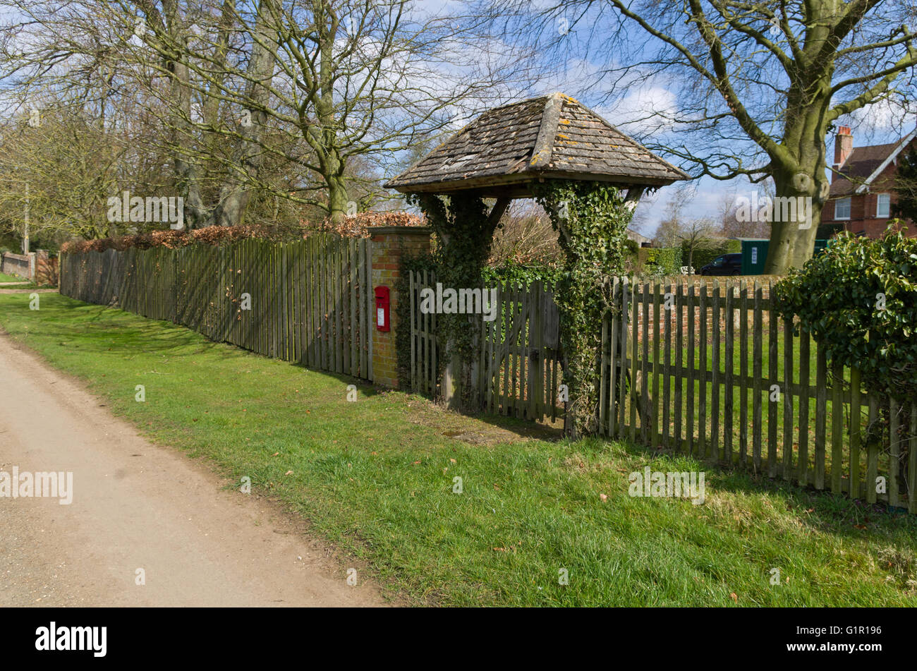 Lych gate et post box par l'église dans le village de Potsgrove, Bedfordshire. Banque D'Images