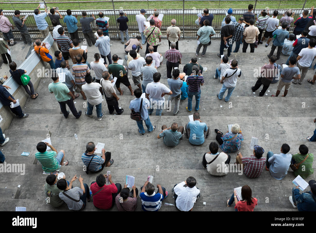 Foule à regarder les courses de chevaux au Royal Bangkok Sports Club à Bangkok en Thaïlande Banque D'Images