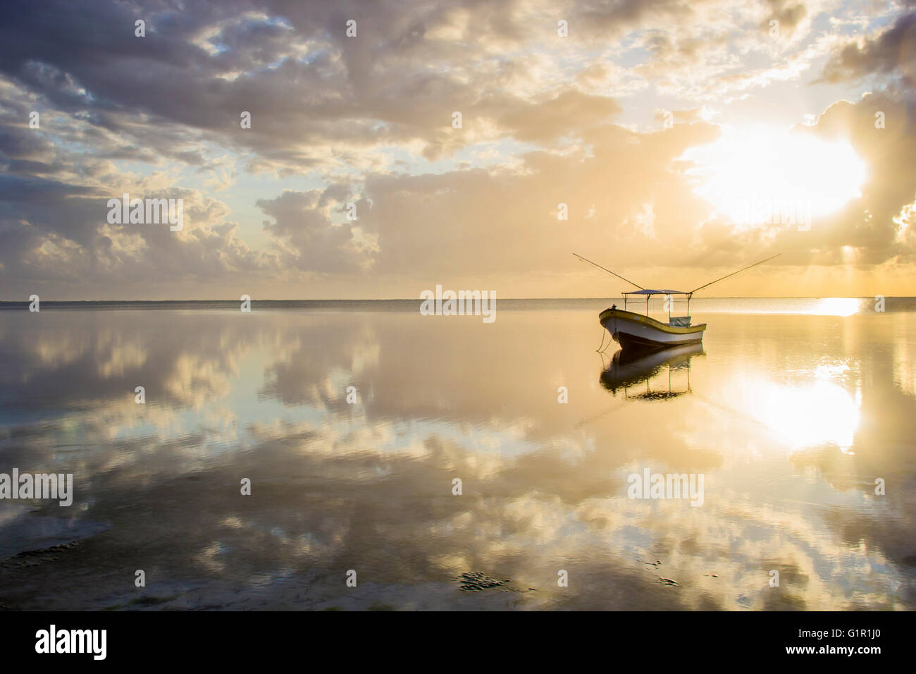 Reflet du bateau sur l'eau Banque de photographies et d’images à haute