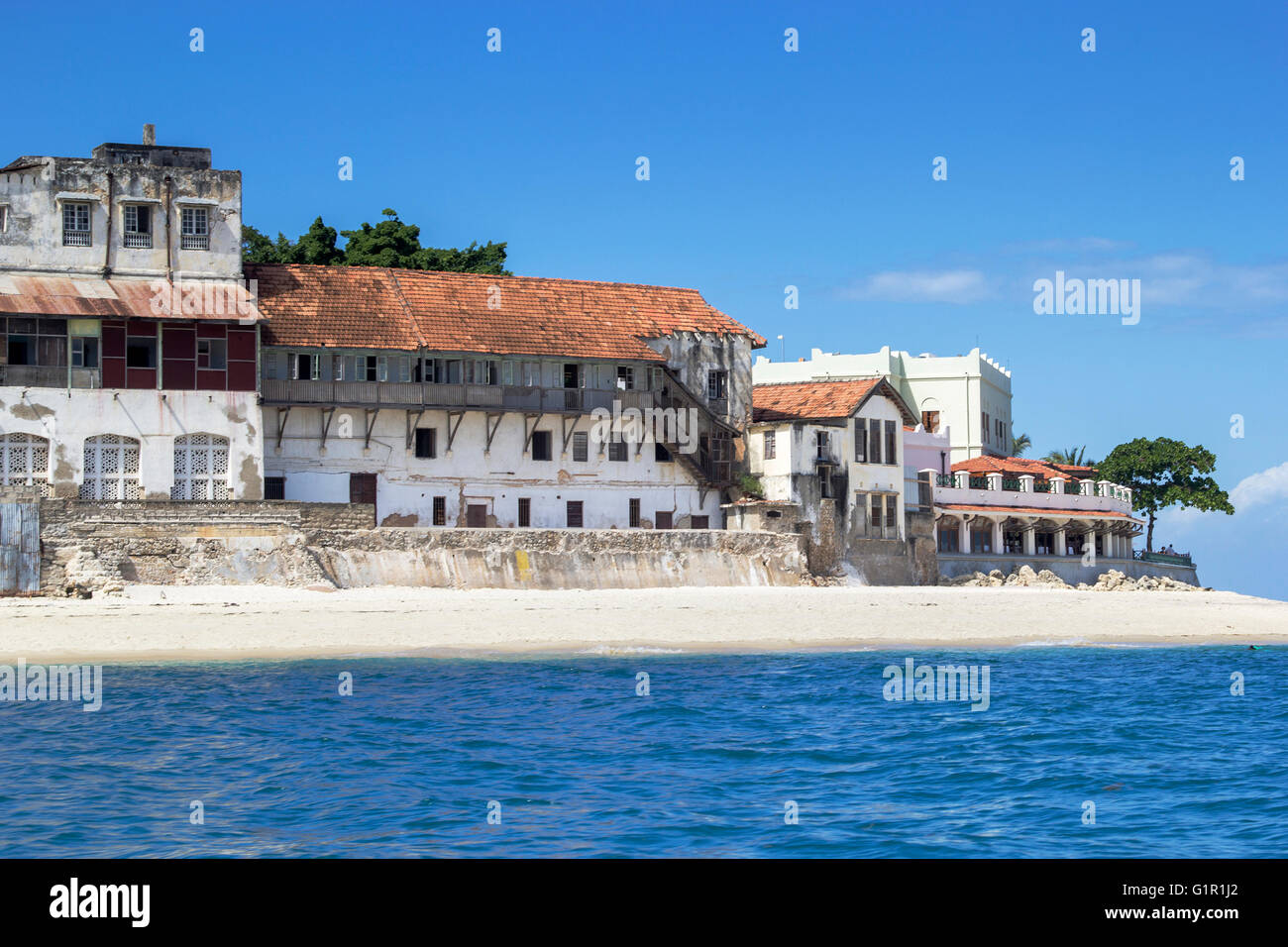 Vue sur les bâtiments anciens de Stone Town, Zanzibar, Tanzanie at waterfront Banque D'Images