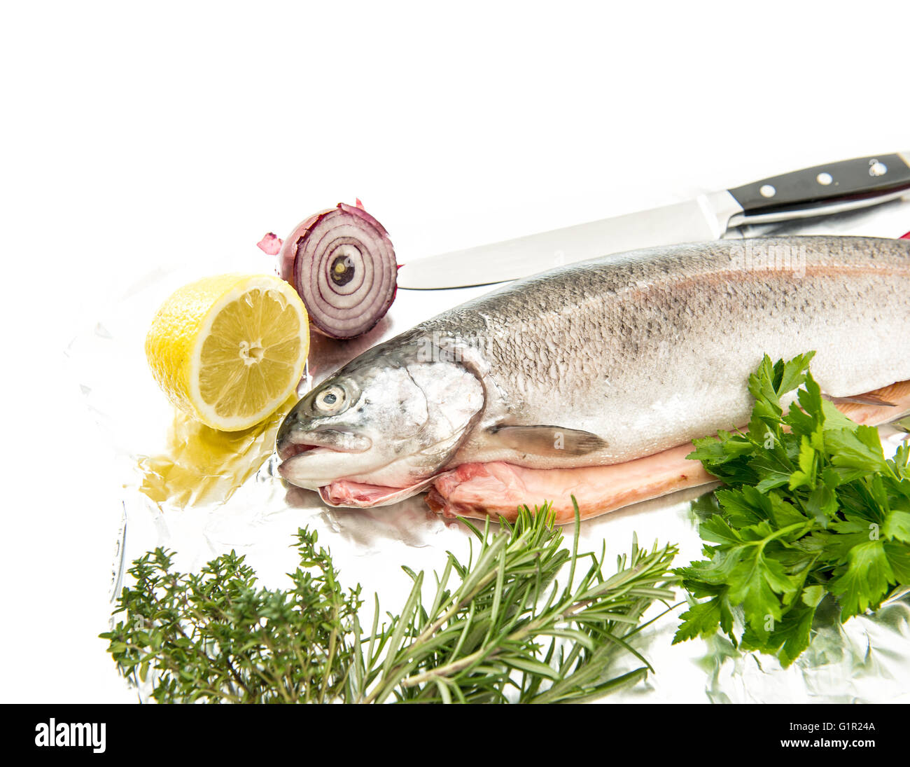 Poisson saumon truite avec épices et herbes fraîches sur fond blanc. Les aliments de la mer Banque D'Images