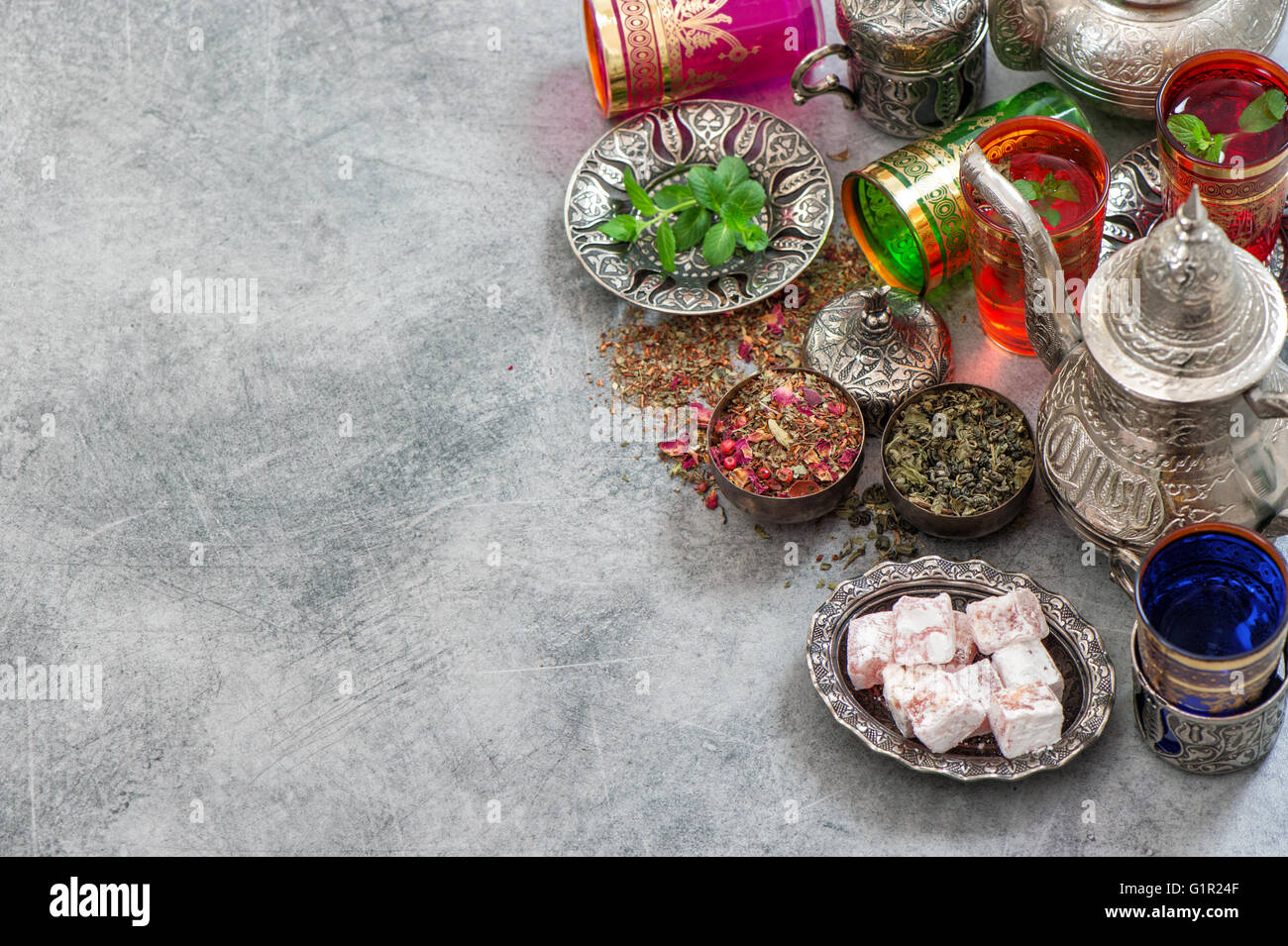 Table à thé turc avec délices. L'hospitalité orientale. Ramadan kareem. Jours fériés islamiques Banque D'Images