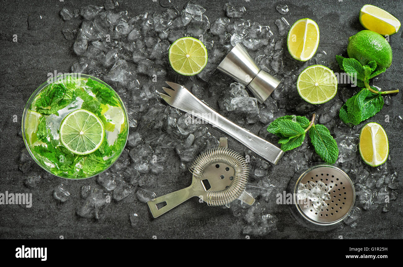 Verre à cocktail et des outils d'ingrédients. Boisson froide. Mojito. Caipirinha. Des couleurs éclatantes Banque D'Images