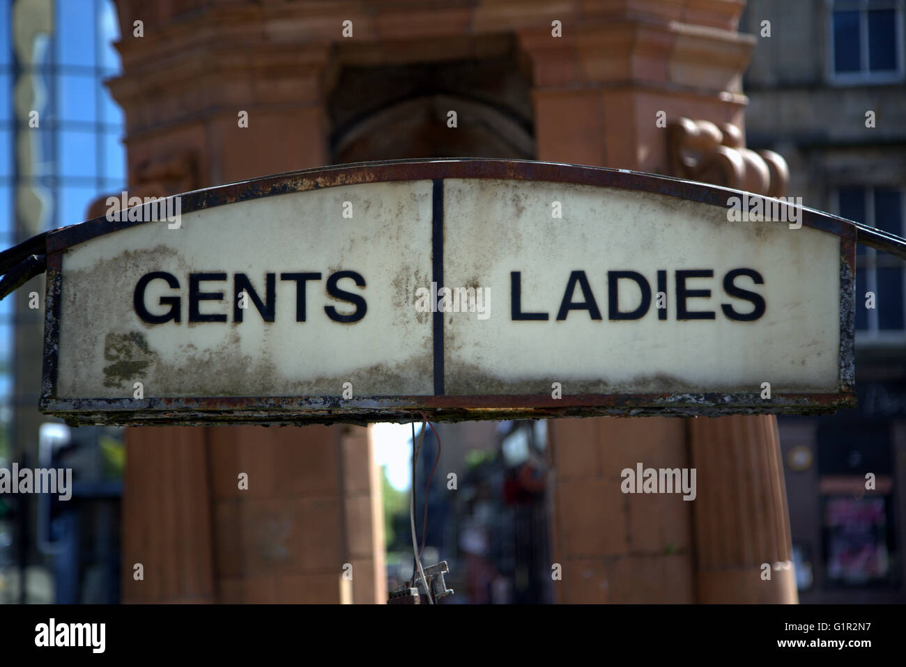Vieux messieurs mesdames toilettes toilettes publiques désaffectées de signer dans la Street Glasgow, Scotland, UK. Banque D'Images