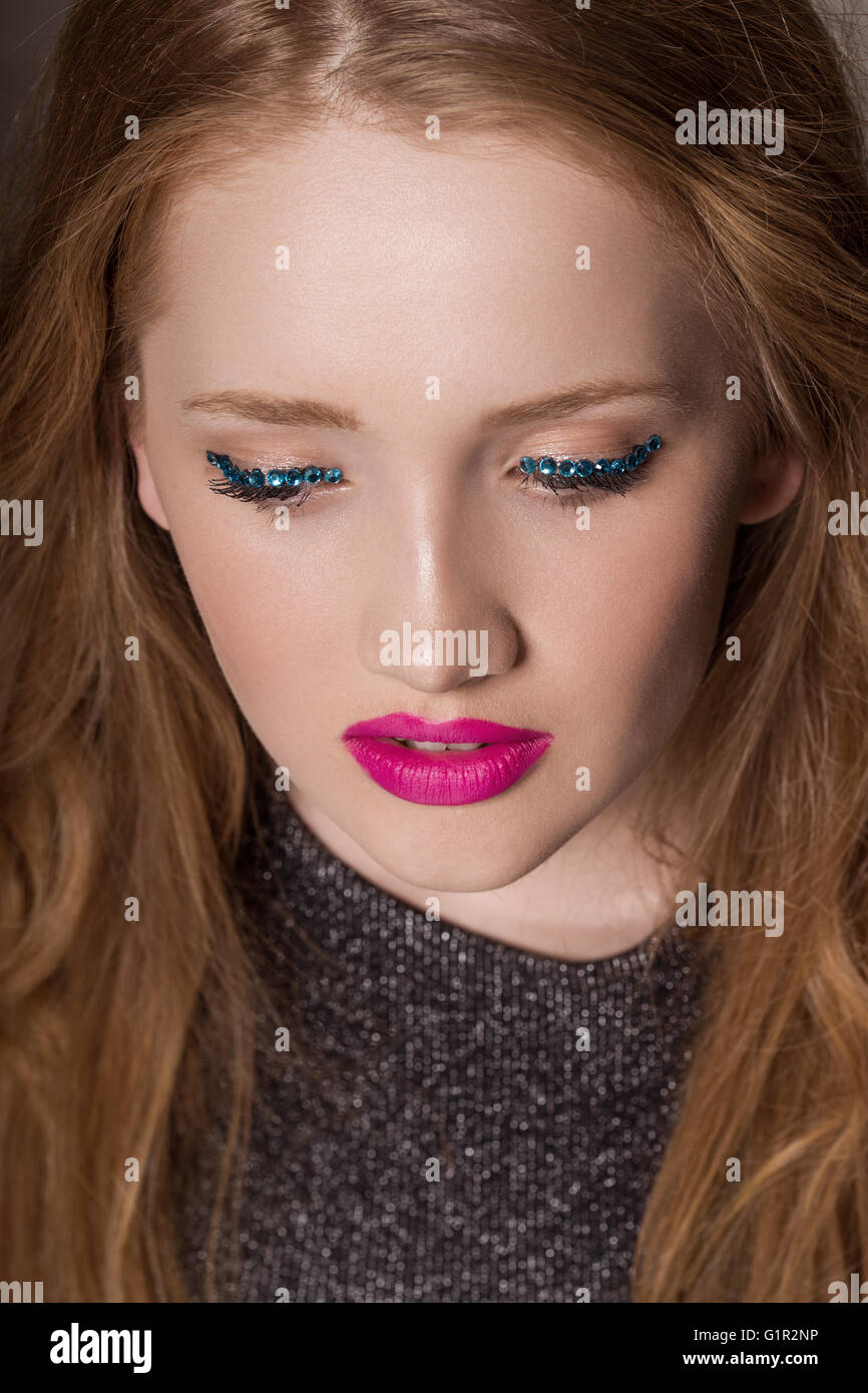 Portrait d'une jeune femme en studio avec maquillage cuir Banque D'Images