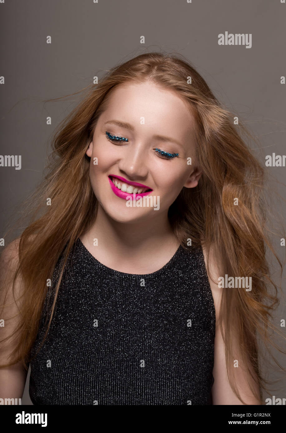 Portrait d'une jeune femme en studio avec maquillage, smiling Banque D'Images