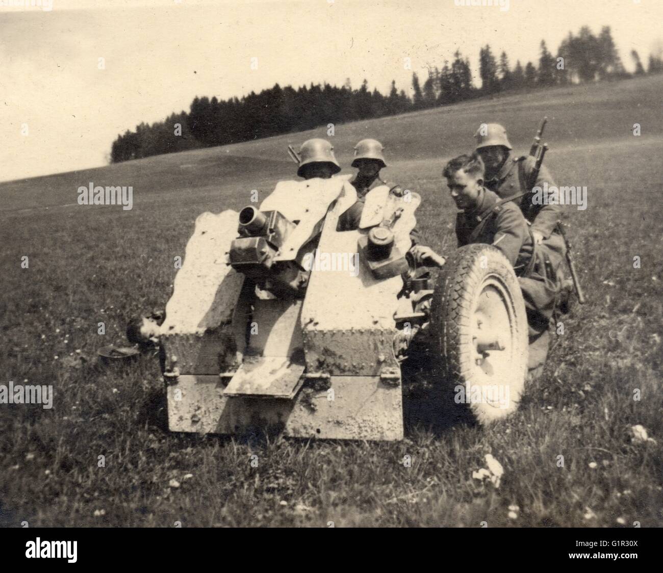 Des soldats de la Wehrmacht allemande sur un 75mm Light Infantry Gun sur colline en Allemagne 1944 Banque D'Images