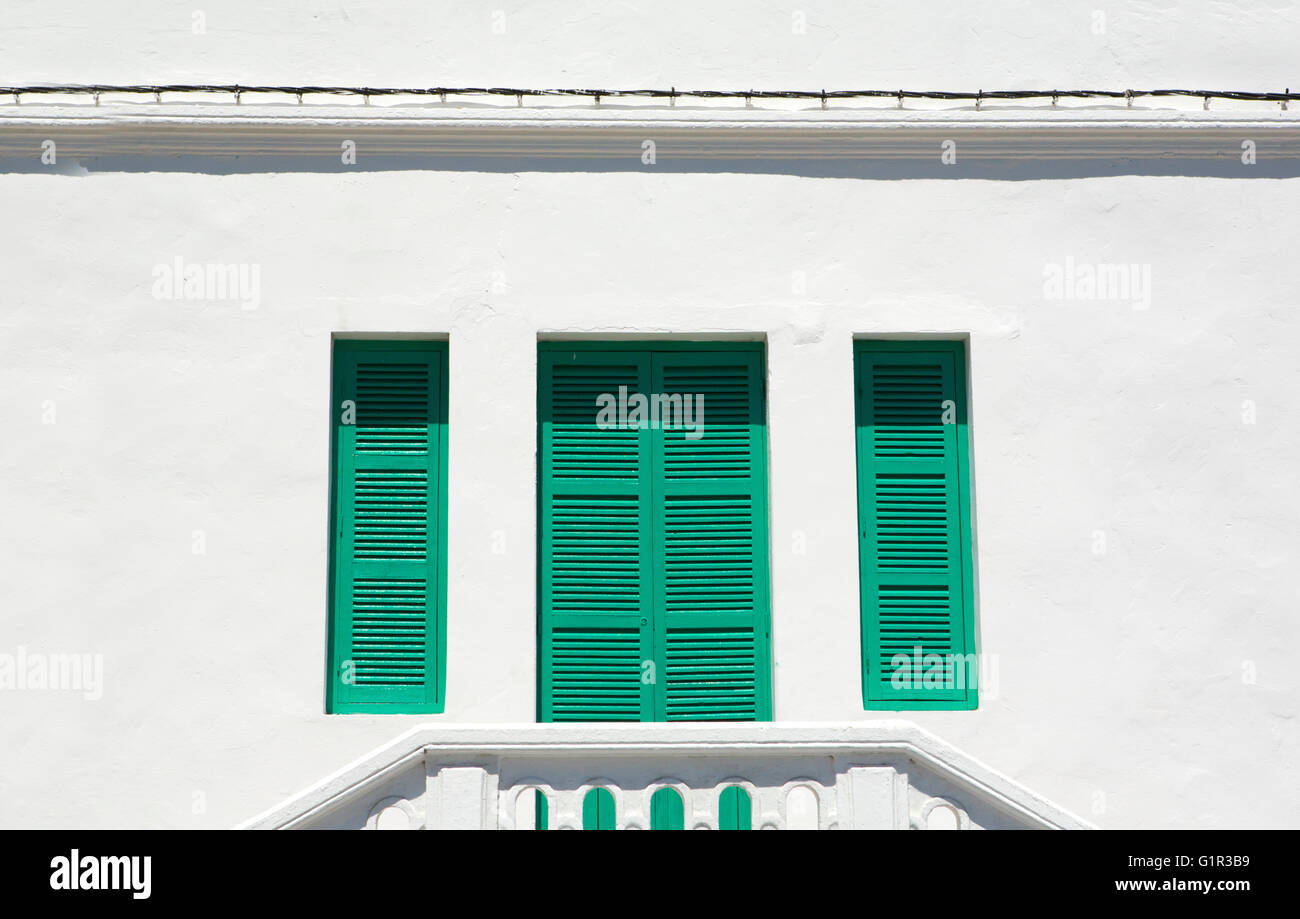 Volets vert traditionnel sur la façade blanchie à la chaux, Tanger, Maroc Banque D'Images