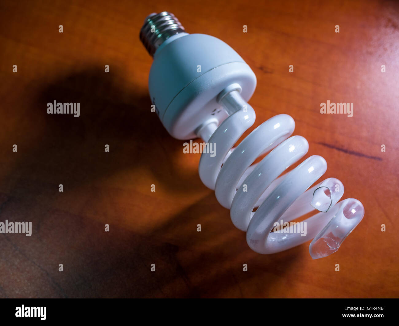 Ampoule cassée lumière sur fond brun, l'ombre Banque D'Images